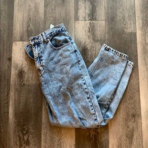 Light wash mom jeans
